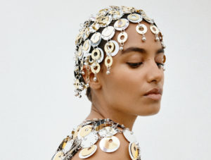 H&M x Rabanne fait scintiller la beauté des Seventies