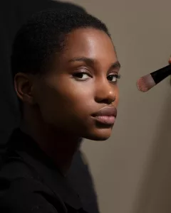 La couleur de l&rsquo;année 2024 convient-elle à toutes les peaux?