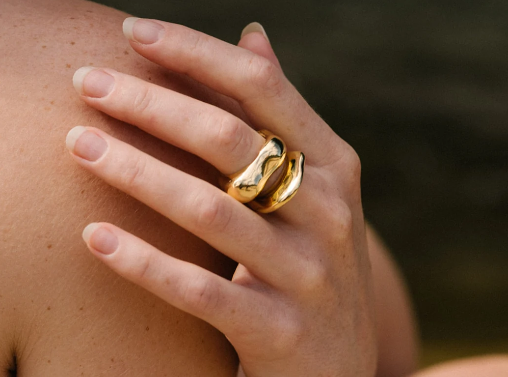 5 marques de bijoux suisses qui illumineront vos tenues de fêtes