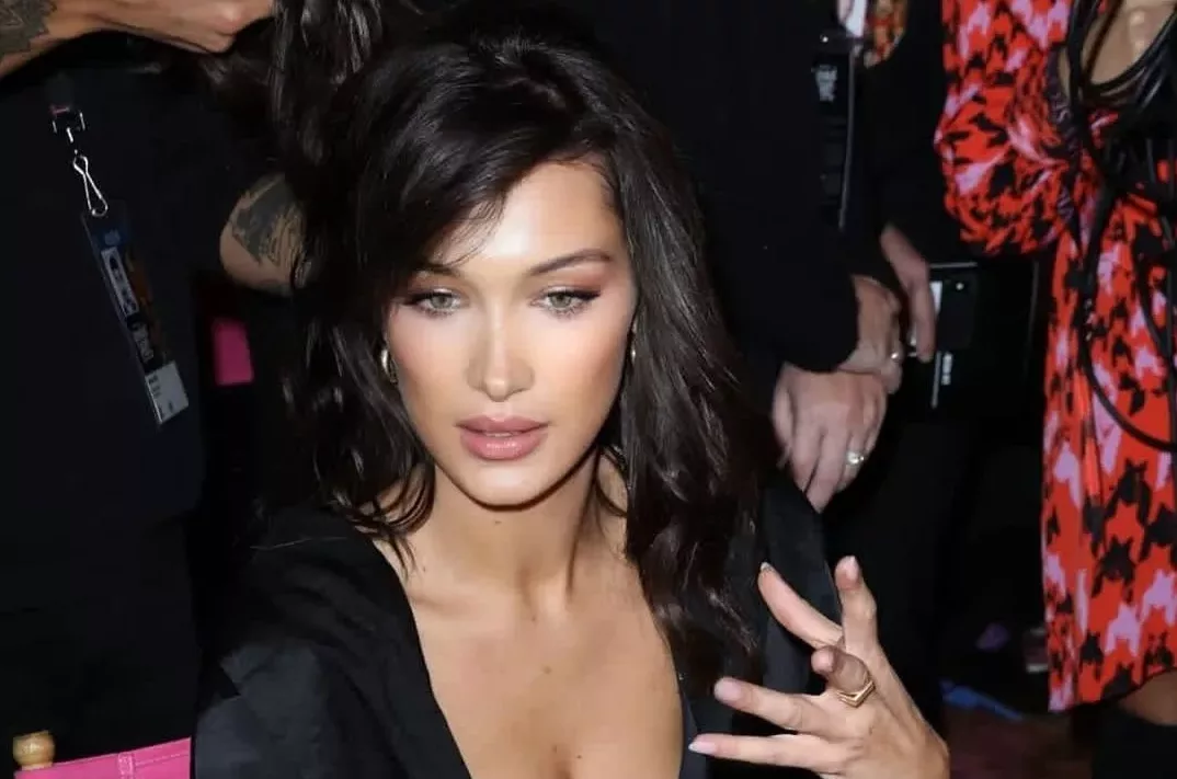 Bella Hadid lance une tendance dont vos cheveux ne pourront plus se passer