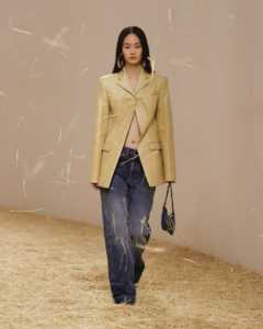 Comment porter le jean taille basse quand on craint le jean taille basse