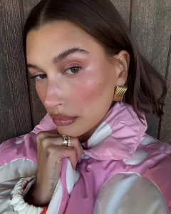Cette astuce de Hailey Bieber va sauver votre maquillage
