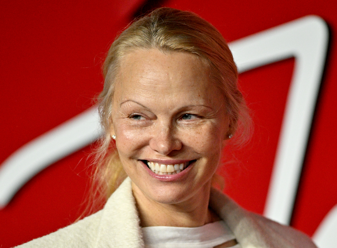 Pamela Anderson, éblouissante sans maquillage aux Fashion Awards 2023