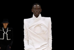 Défilé Balmain 2024: l&rsquo;hymne à la tradition africaine dont la Haute couture avait besoin