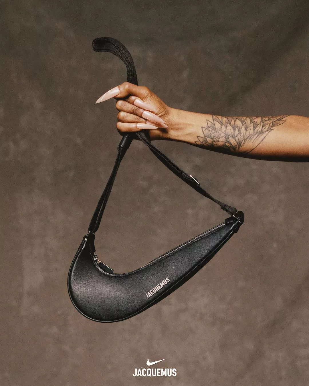 Jacquemus et Nike dévoilent un nouveau sac, « le Swoosh bag »