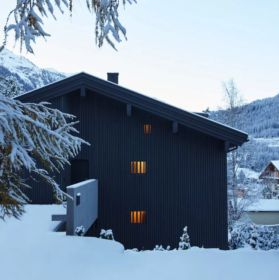Un chalet suisse se réinvente en temple du cosy et du raffinement