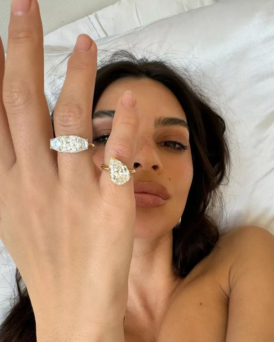 Emily Ratajkowski célèbre ses bagues… de divorce