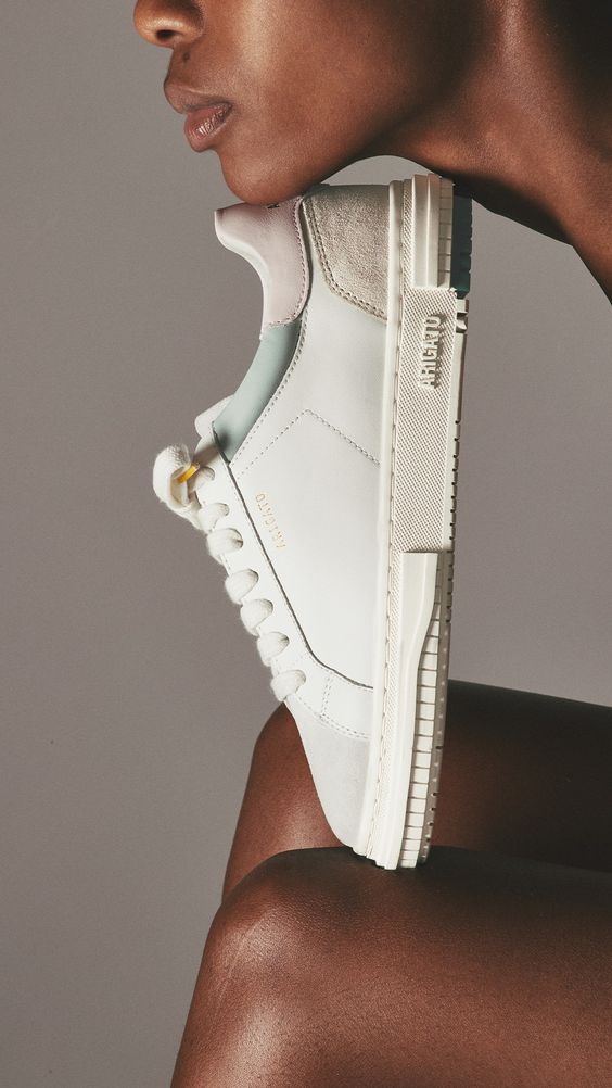 Bicarbonate, dentifrice, machine? Comment (vraiment bien) nettoyer ses baskets blanches