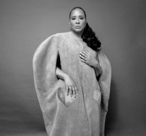 L’actrice des « Bridgerton » brille dans une robe de la marque suisse Jacqueline Loekito