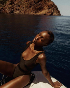 Pourquoi de plus en plus de femmes noires utilisent de l&rsquo;autobronzant