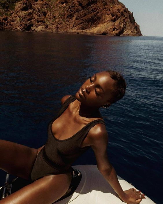 Pourquoi de plus en plus de femmes noires utilisent de l&rsquo;autobronzant