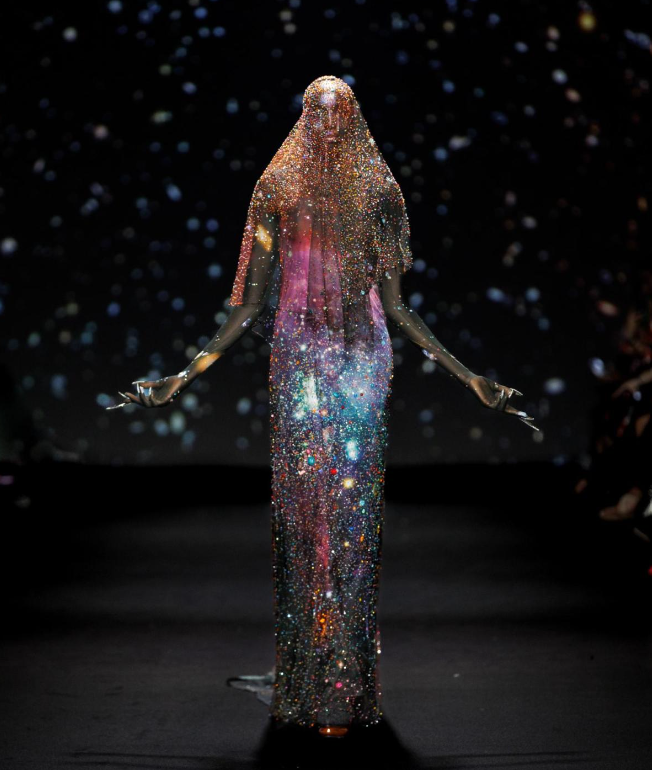 Haute couture 2024: Robert Wun, le couturier qui transforme l&rsquo;abstrait en sublime