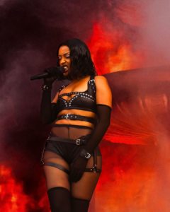 Shay envoûte tout un festival dans une création de la marque suisse YVY