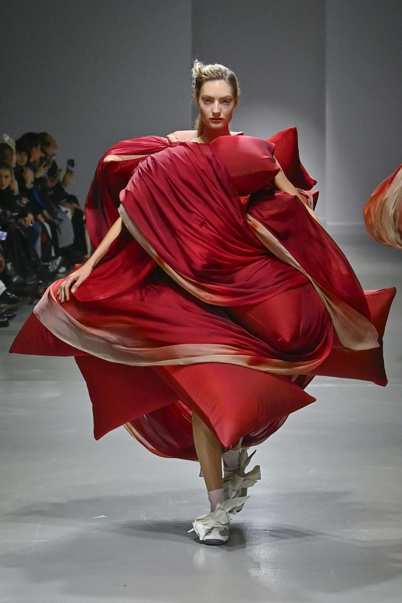 Défilé printemps-été 2025 de Caroline Hú: une exploration poigante de l&rsquo;amour