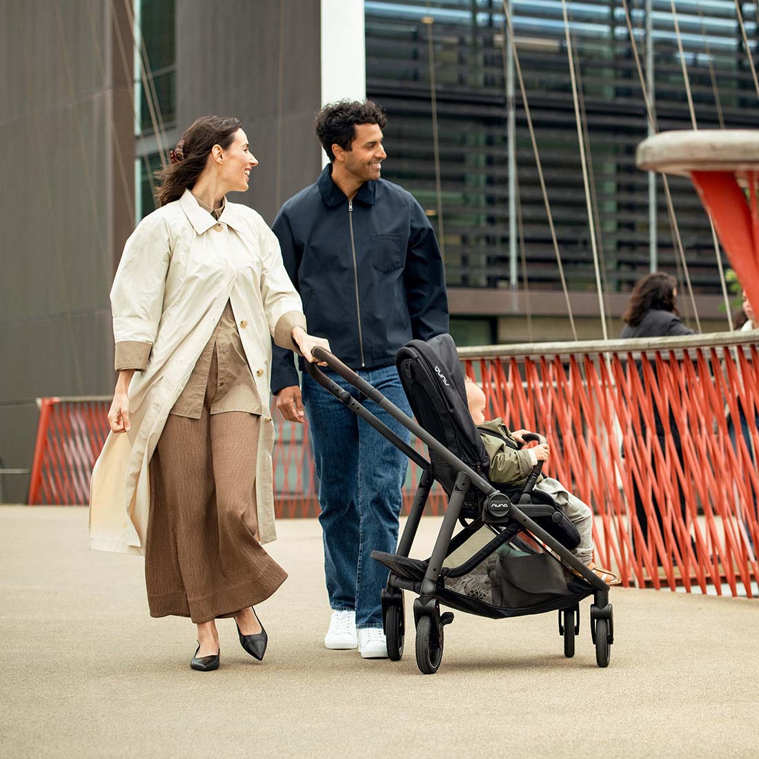 Nuna SWIV™: la poussette qui redéfinit les promenades
