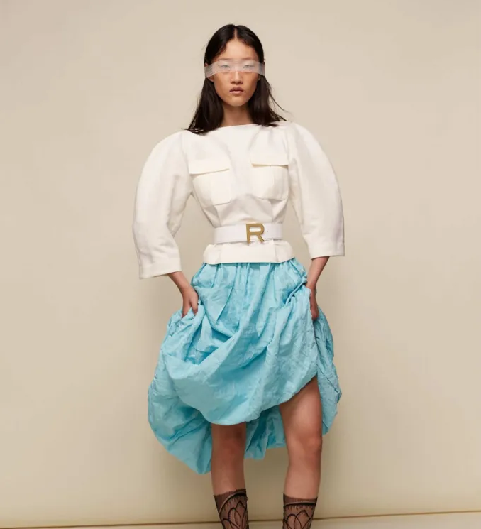 Transparences, jupes midi et épaules bouffantes: ce que réserve Rochas pour votre été 2025