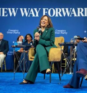 Kamala Harris choisit une tenue de la marque suisse Akris pour sa course à la présidence