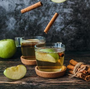 6 délicieuses boissons d&rsquo;automne à préparer avec des pommes