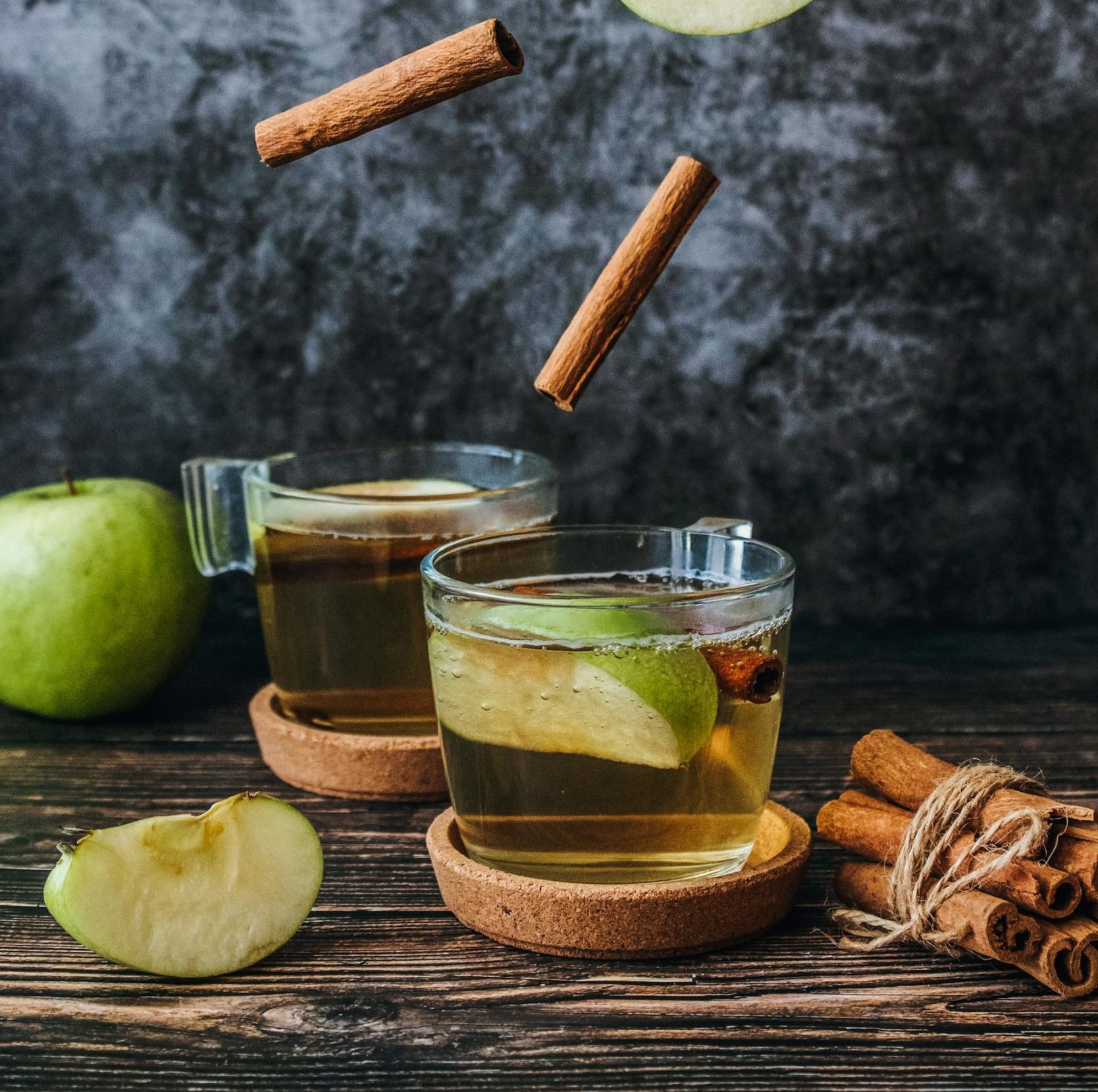 6 délicieuses boissons d&rsquo;automne à préparer avec des pommes