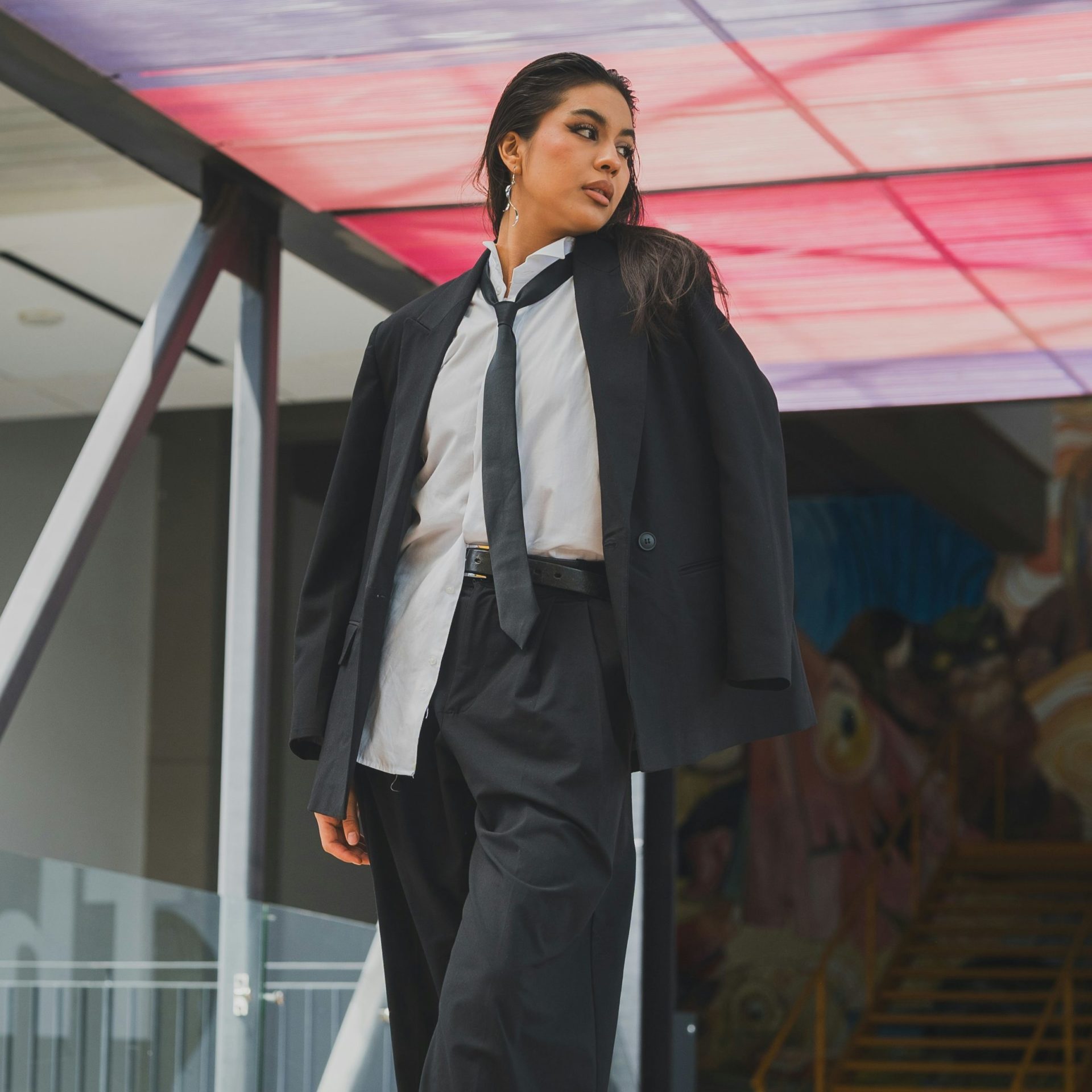 Pourquoi les femmes élégantes échangent leurs nœuds contre des cravates